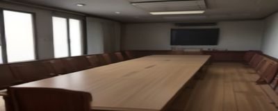 学术研讨会现场，研究人员围坐讨论日本娱乐产业与性别研究议题，书本文献铺陈桌面